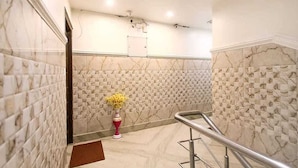 A hallway with marble walls and a handrail. - Hotel Vinayak -Banganga Road Katra  (Reasi)