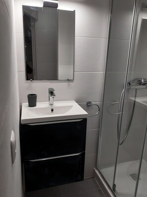 Dusche, Haartrockner, Handtücher, Seife