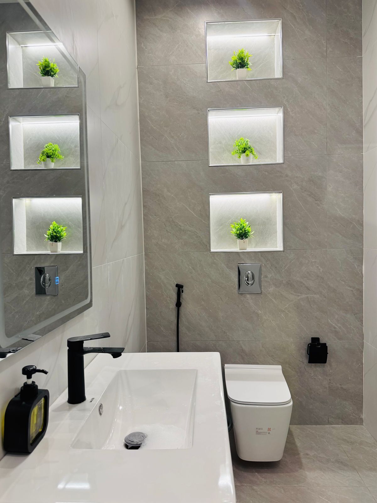 Håndklær, såpe, sjampo og toalettpapir