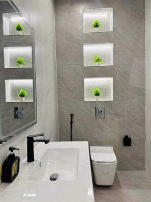 Handuk, sabun, sampo, dan tisu toilet