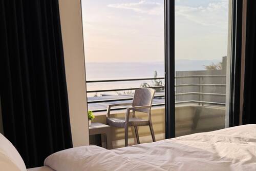 4 bedrooms, in-room safe, soundproofing, free WiFi