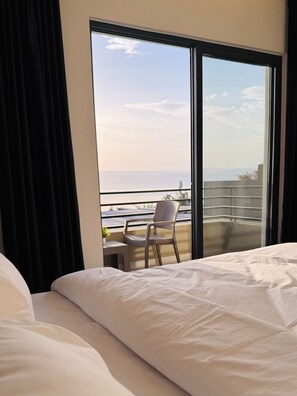 4 bedrooms, in-room safe, soundproofing, free WiFi - Lava Chalet Hot Spring Water (Madaba)