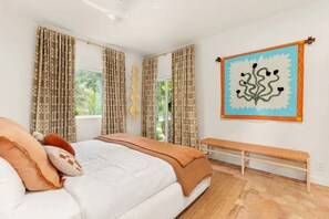 2 slaapkamers, een bureau, een strijkplank/strijkijzer, reisbedje