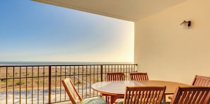 Outdoor dining - Spacious and cozy 2-bedroom condo on Dauphin Island, 4 bikes included (Dauphin Island)