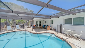 A heated pool - Chic Mid-Century Home in Quiet Area, Heated Pool, Pets OK, 10 Mins to Siesta Key (Sarasota)