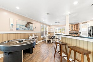 Stadtwohnung, Mehrere Betten, Terrasse, Gartenblick (5808 Beach Drive A) | Spielezimmer