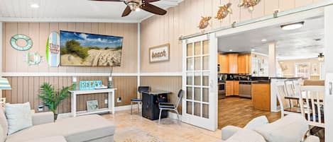 Nhà liên kế, nhiều giường, sân hiên, quang cảnh vườn (5808 Beach Drive A) | Khu phòng khách | TV màn hình phẳng 42-inch có truyền hình kỹ thuật số