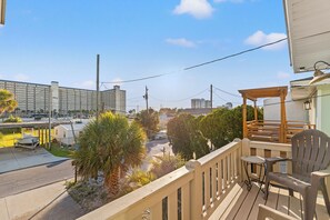 Townhouse, flere senger, terrasse, hageutsikt (5808 Beach Drive A) | Utsikt fra rommet