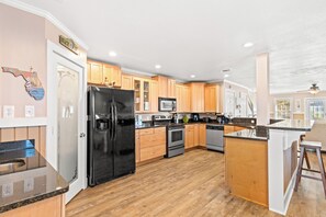 Casa adosada, varias camas, patio, vistas al jardín (5808 Beach Drive A) | Cocina privada | Frigorífico, microondas, horno y placa de cocina