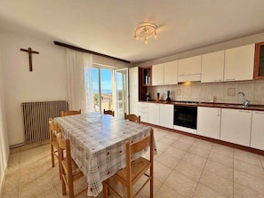 Fridge, oven, stovetop, coffee/tea maker