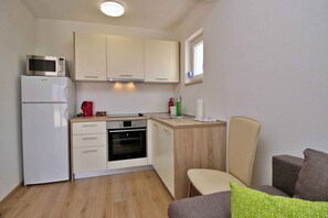 Réfrigérateur, four à micro-ondes, un four, surface de cuisson