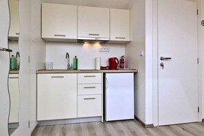 Réfrigérateur, micro-ondes, plaque de cuisson, cafetière/bouilloire