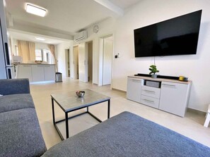 Living area - Holiday apartment, modernly furnished, with air conditioning (Šilo)