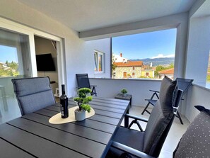 Outdoor dining - Holiday apartment, modernly furnished, with air conditioning (Šilo)