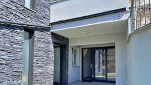 A modern building with a stone facade, a flat roof, and a number '29' on the side. - Holiday apartment, modernly furnished, with air conditioning (Šilo)