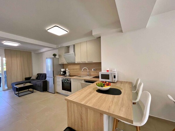 Fridge, oven, stovetop, dishwasher - Holiday apartment, modernly furnished, with air conditioning (Šilo)