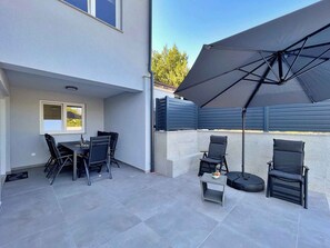 Outdoor dining - Holiday apartment, modernly furnished, with private pool (Šilo)