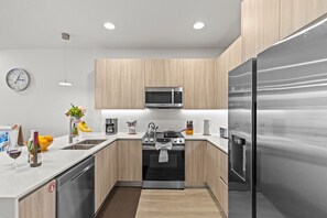 Micro-ondes, four, plaque de cuisson, lave-vaisselle