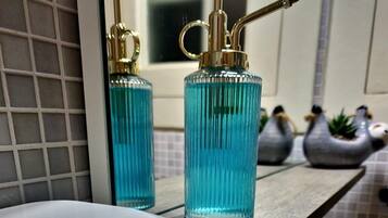 Doccia, asciugacapelli, bidet, asciugamani
