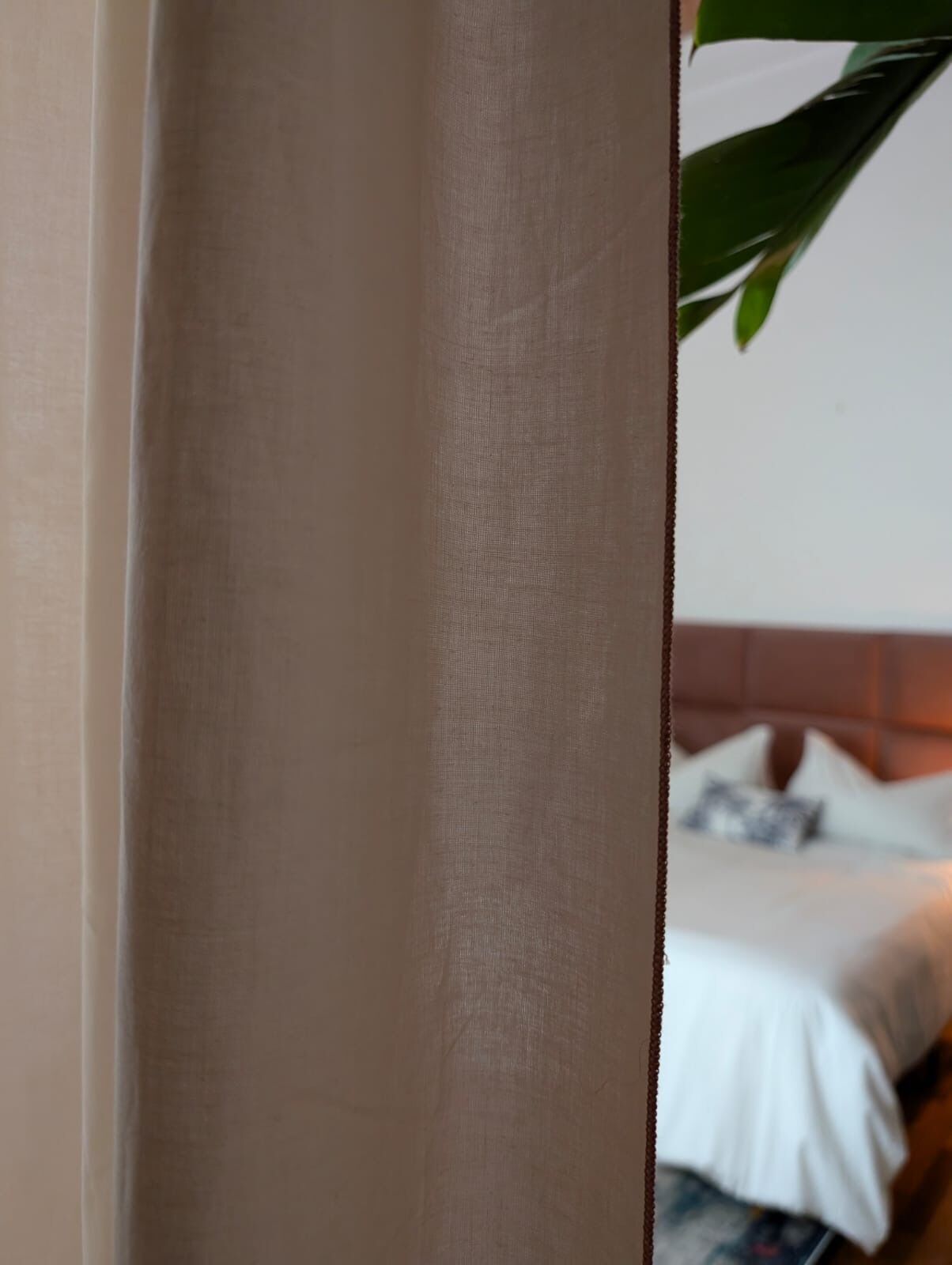 Une chambre d’hôtel avec un lit, des oreillers et une table de chevet.