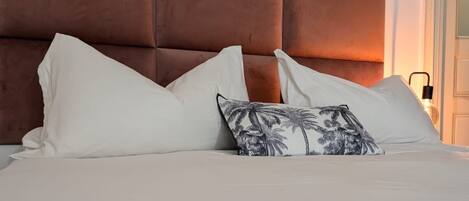 2 عدّة غرف نوم ومكواة/لوح كي وواي فاي مجانًا وملاءات أسرّة