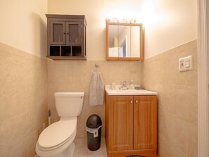 Sèche-cheveux, serviettes fournies, papier toilette