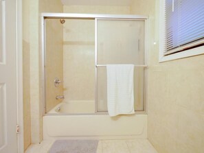 Sèche-cheveux, serviettes fournies, papier toilette