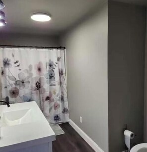Secador de cabelo, toalhas de banho, sabonete, papel higiênico