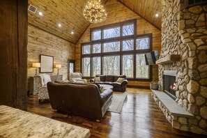 Smart-TV, Kamin, Videospiele, Bücher