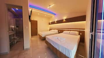 Quarto família, sacada | Quartos à prova de som, Wi-Fi de cortesia, roupa de cama