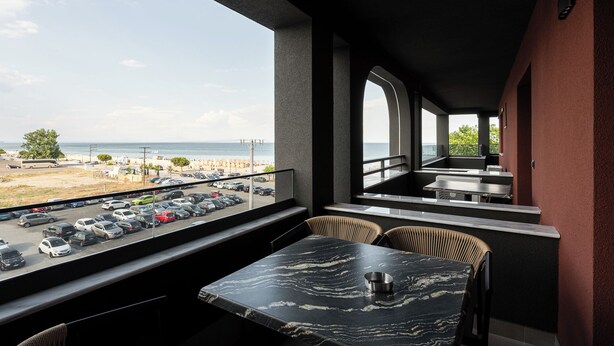 Un restaurant avec vue sur la plage et sur le parking.