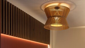 Une chambre moderne avec un canapé, un lit et un luminaire au plafond au design original.