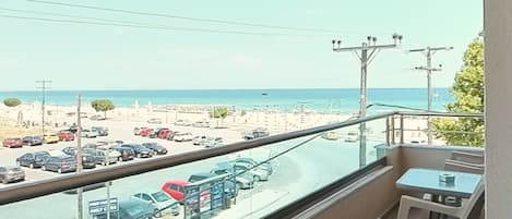 Familien-Vierbettzimmer, Balkon, Meerblick | Terrasse/Patio