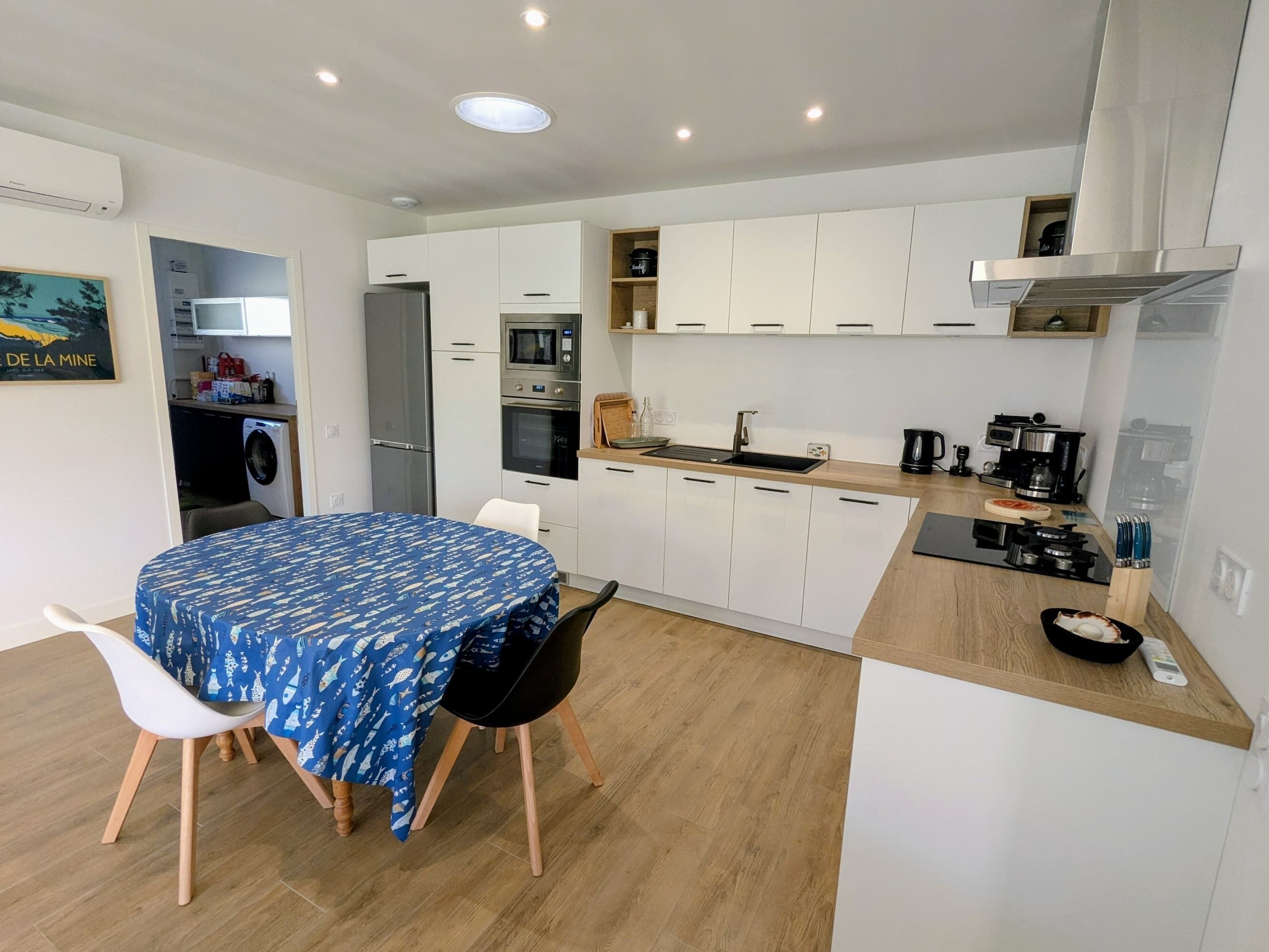 Réfrigérateur, micro-ondes, lave-vaisselle, cafetière/bouilloire