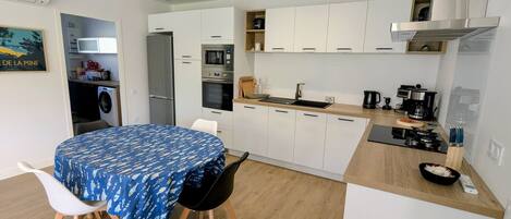 Réfrigérateur, micro-ondes, lave-vaisselle, cafetière/bouilloire