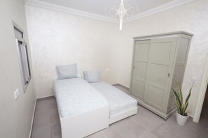 2 habitaciones, tabla de planchar con plancha, wifi y ropa de cama 