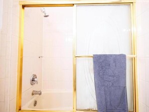 Haartrockner, Handtücher, Toilettenpapier