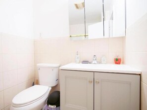 Sèche-cheveux, serviettes fournies, papier toilette