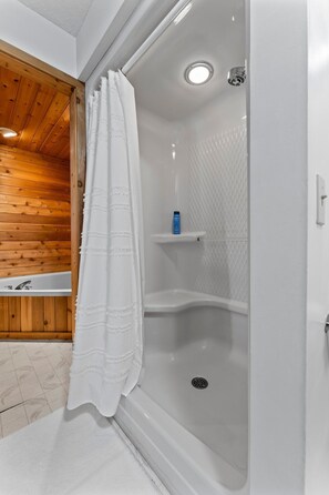 Douche, baignoire à jets, sèche-cheveux, serviettes fournies