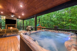 Outdoor spa tub - Central Location! 3BR Cabin Hot Tub + Playset (Broken Bow)