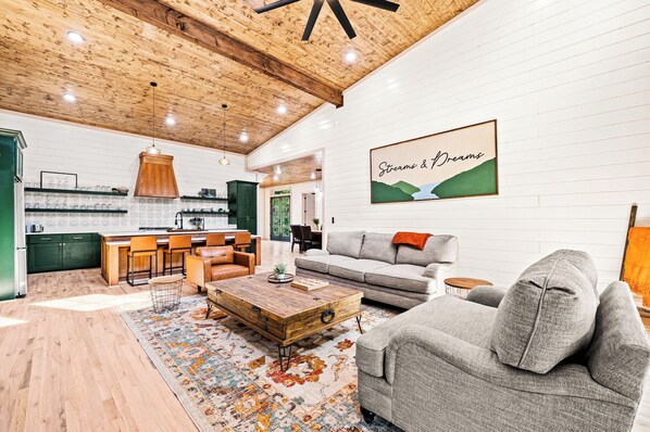 Smart-TV, Kamin, Videospiele, Tischtennisplatte