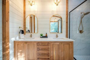Shower, towels - Play & Stay | 4BR Playset, Pool/Ping Pong, Arcade (Broken Bow)