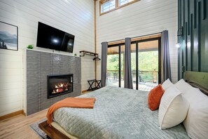 4 bedrooms, desk, travel crib, free WiFi