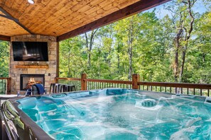 Outdoor spa tub