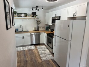 電子レンジ、オーブン、コンロ、食器洗い機