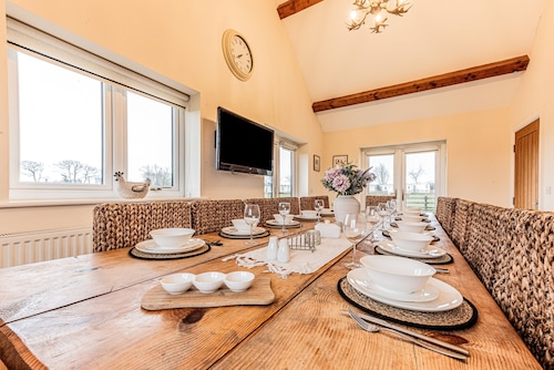 Spacious Country House for 14, Holywell, No Deposit