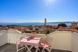 Outdoor dining - Holiday apartment with balcony (Crikvenica)