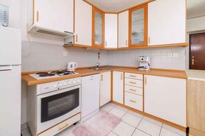 Fridge, oven, stovetop, coffee/tea maker