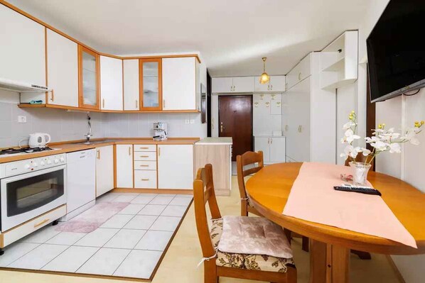 Fridge, oven, stovetop, coffee/tea maker