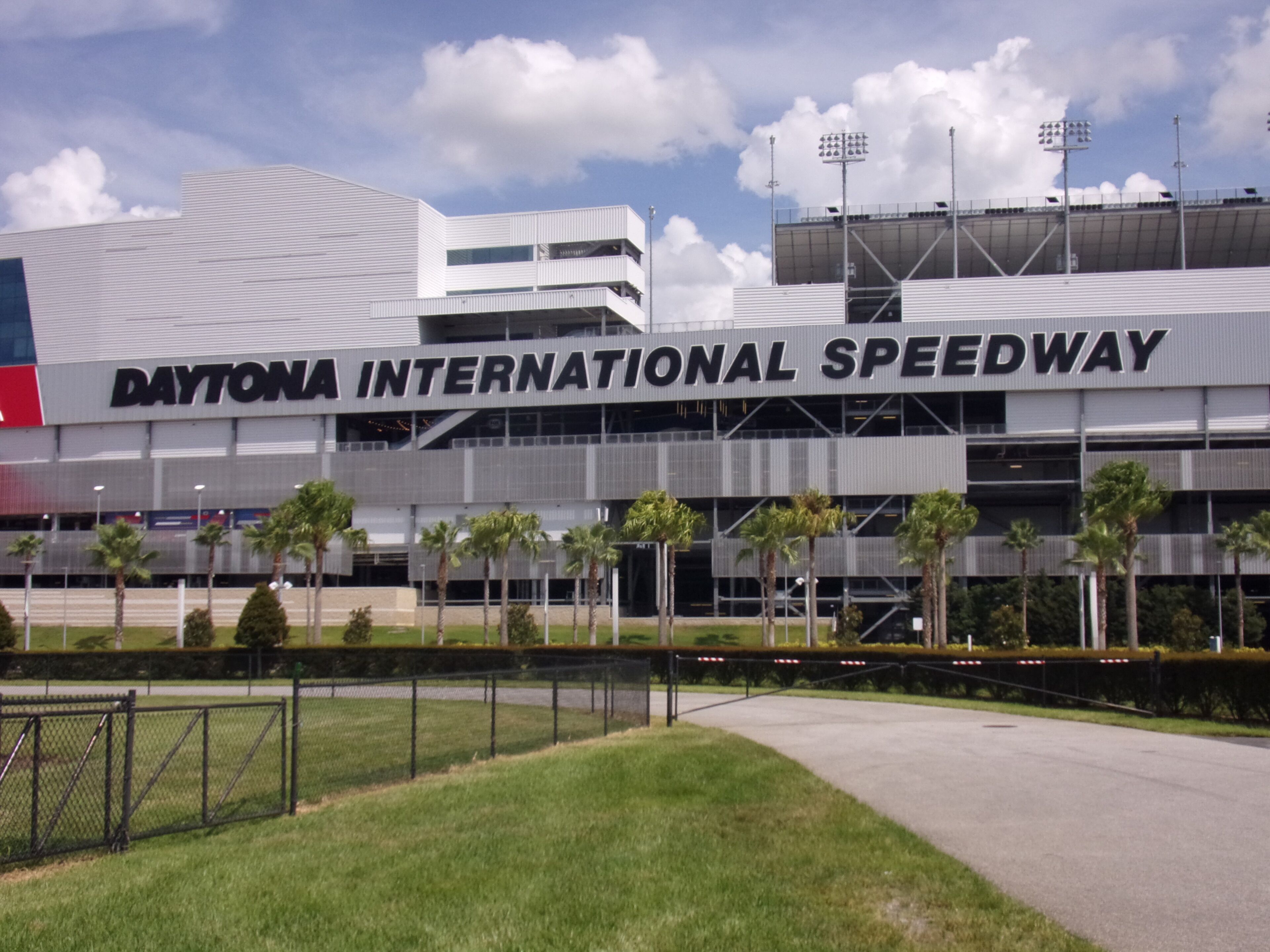 Un edificio moderno con el texto "DAYTONA INTERNATIONAL SPEEDWAY" en su fachada.